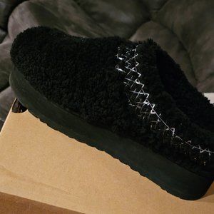 NWT UGG Taz w/sherpa exterior